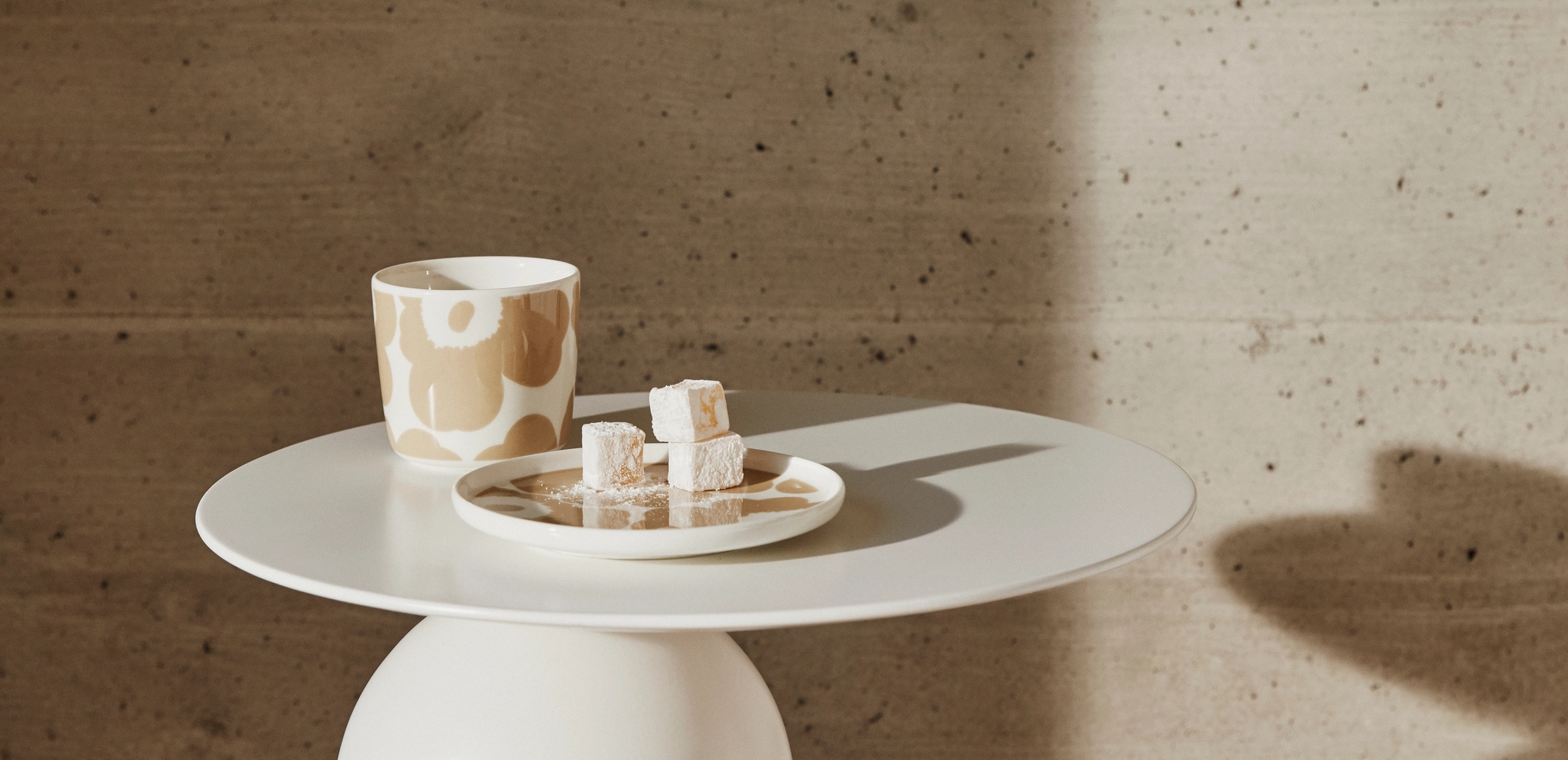 Unikko koppar, tallrikar och muggar i rött, svart och beige