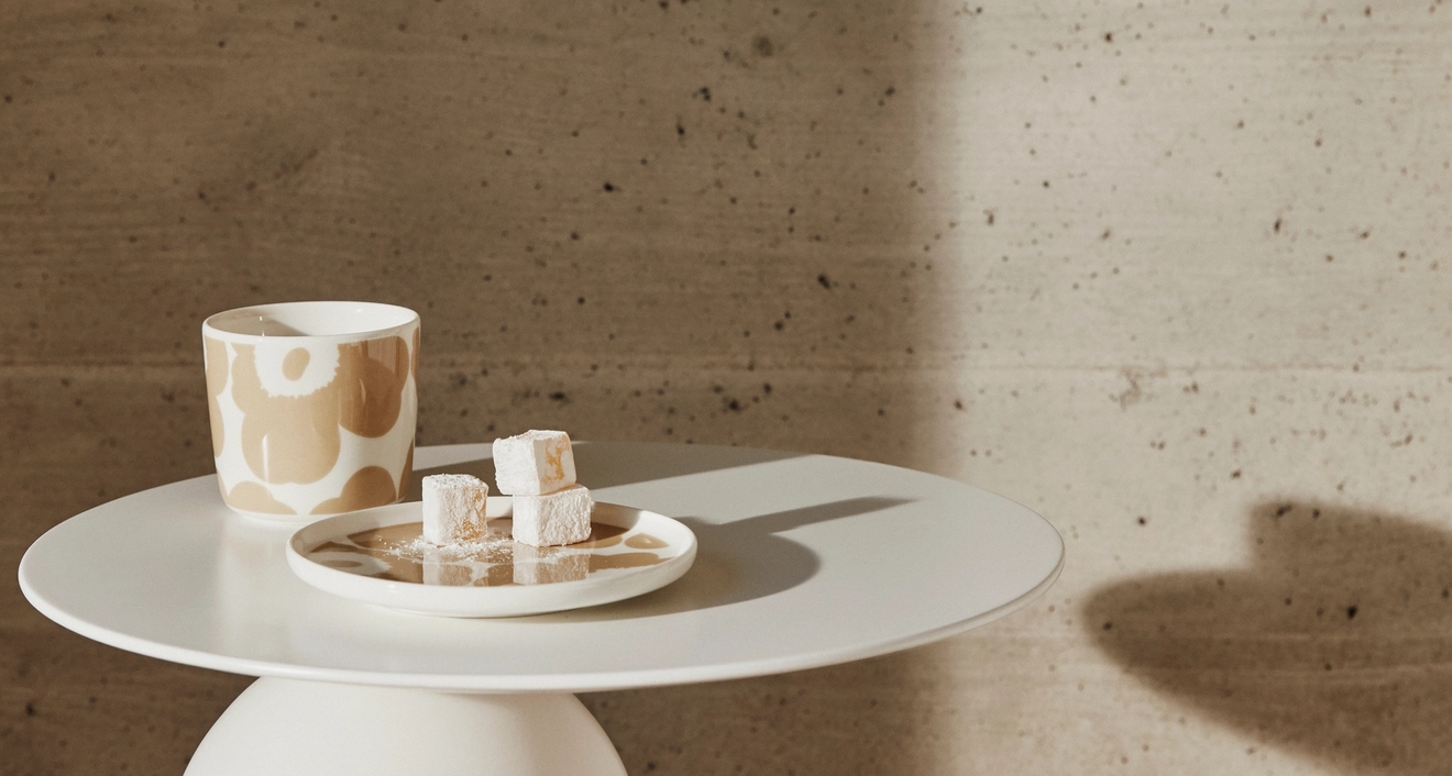 Unikko koppar, tallrikar och muggar i rött, svart och beige