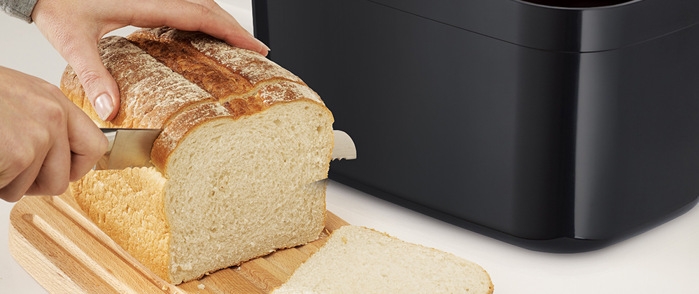 Brödskärbräda med vit limpa