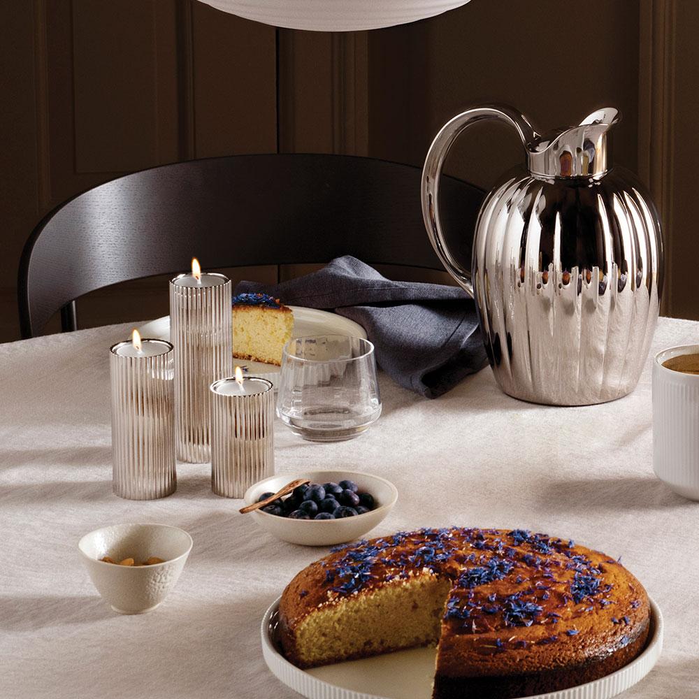 Gerog Jensen karaff på uppdukat fikabord