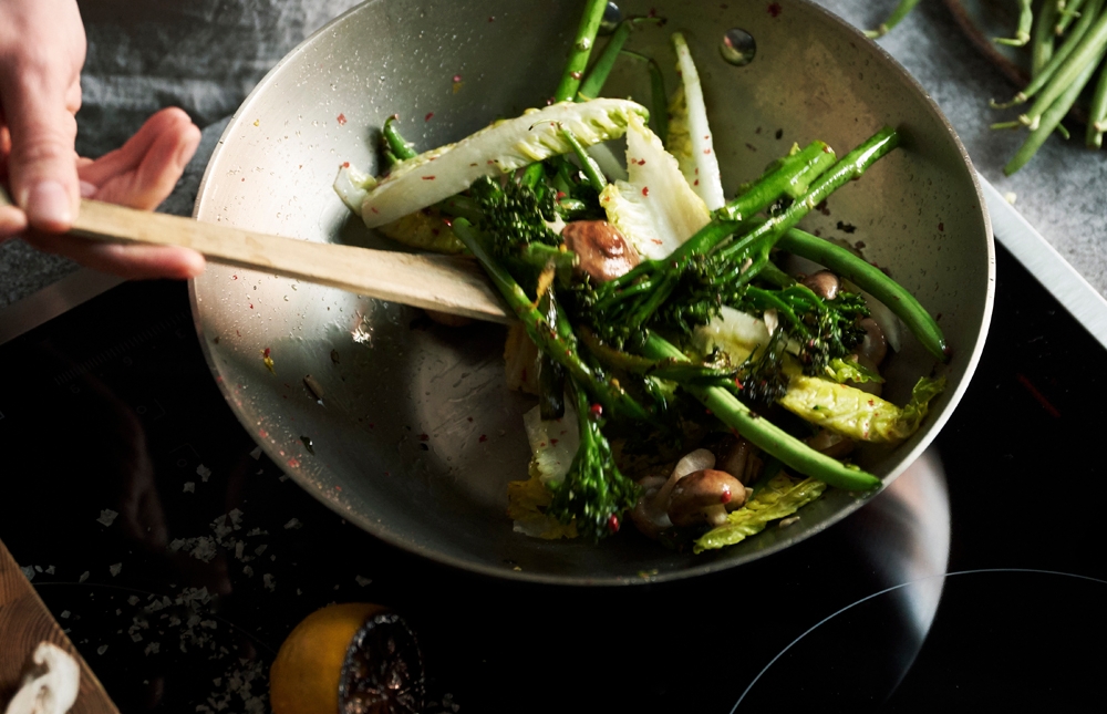 Fiskars wokkipannu täynnä vihannesksia