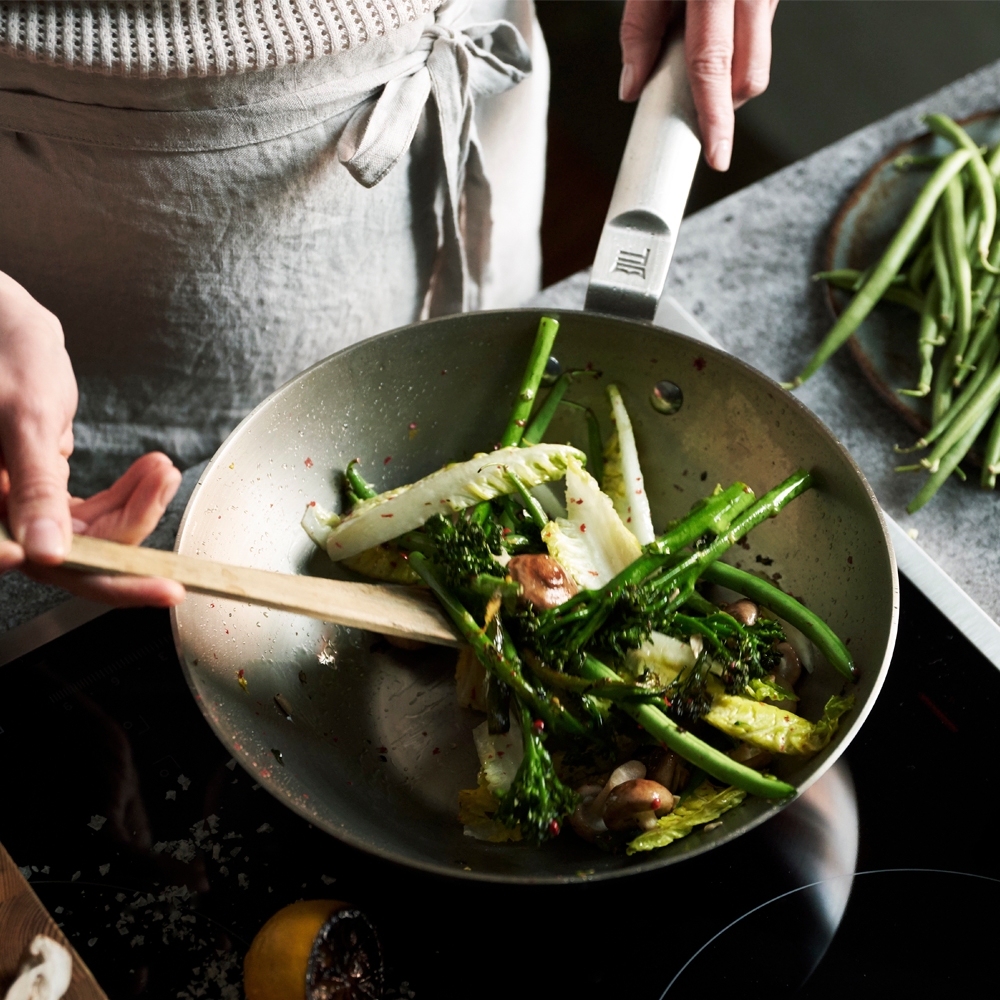 Fiskars wokkipannu täynnä vihannesksia