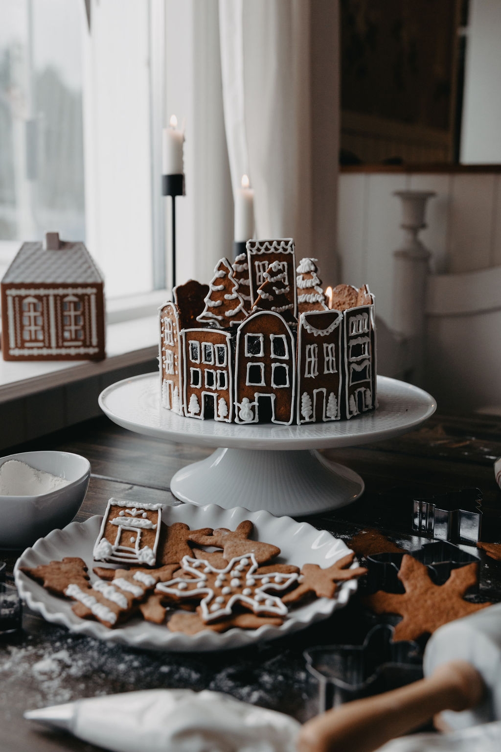 Ett pepparkakshus som står på ett tårtfat