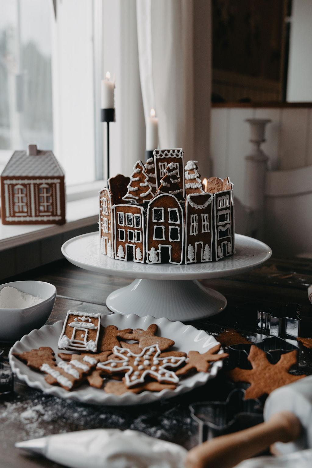 Ett pepparkakshus som står på ett tårtfat