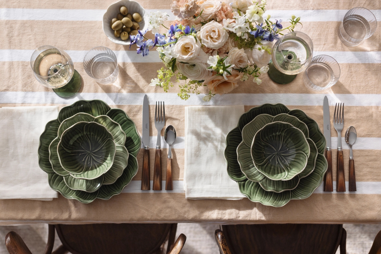 Dukning till påsk med Stiernholm Flora gröna tallrikar och skålar