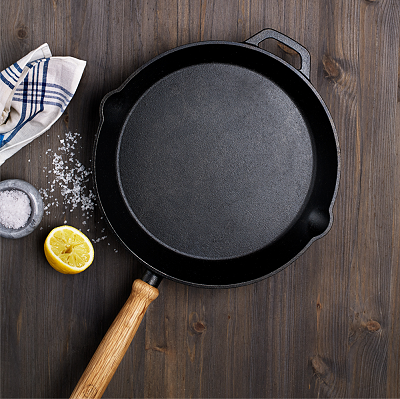 Gjurjärnspanna med trähandtag och citron