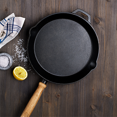 Gjurjärnspanna med trähandtag och citron