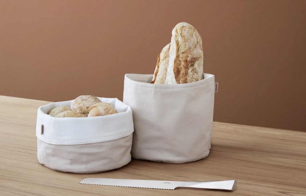 Brödkorgar i vit och beige fyllda med frallor och bröd 