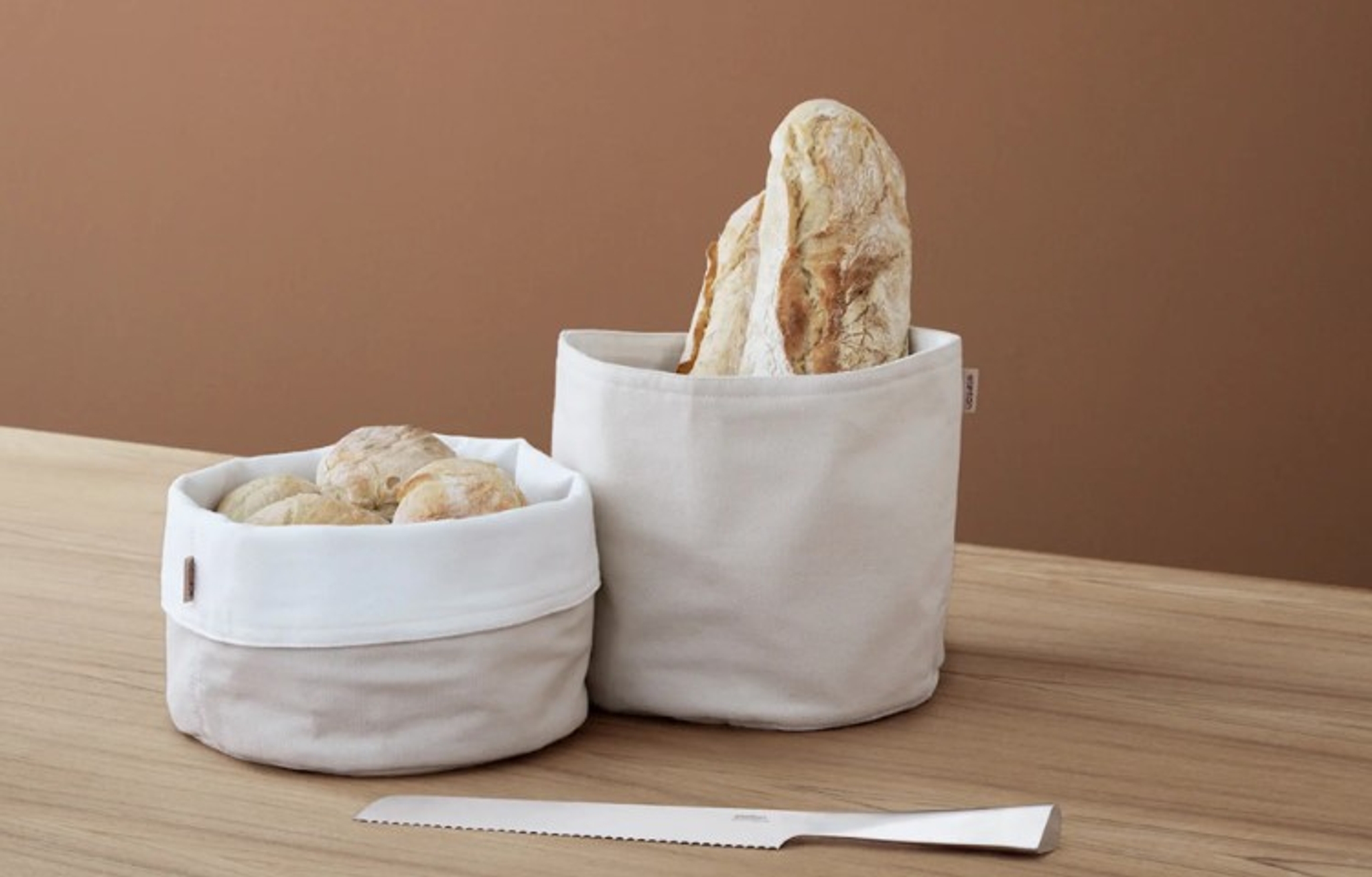 Brødkurver i hvit og beige fylt med frundstykker og brød 