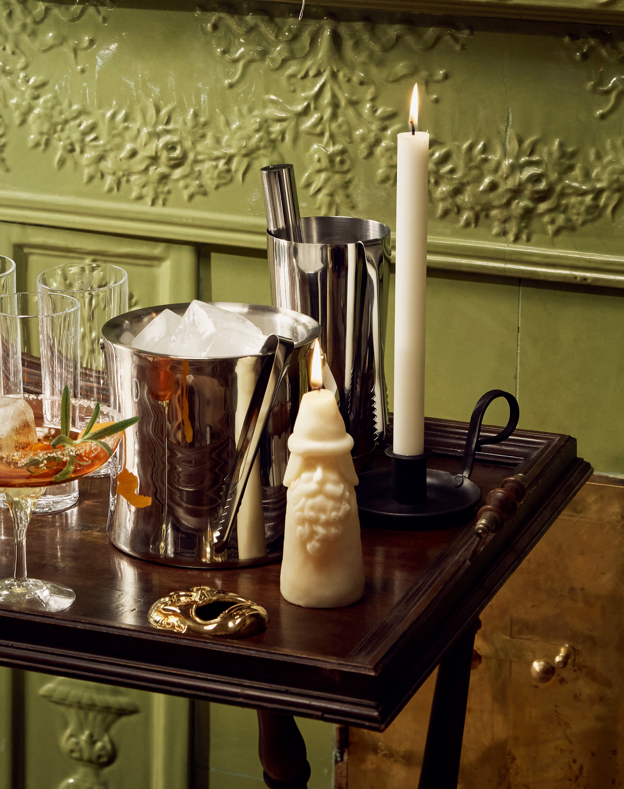 pöytä, jossa on cocktaillasit, jääämpäri ja ravistin