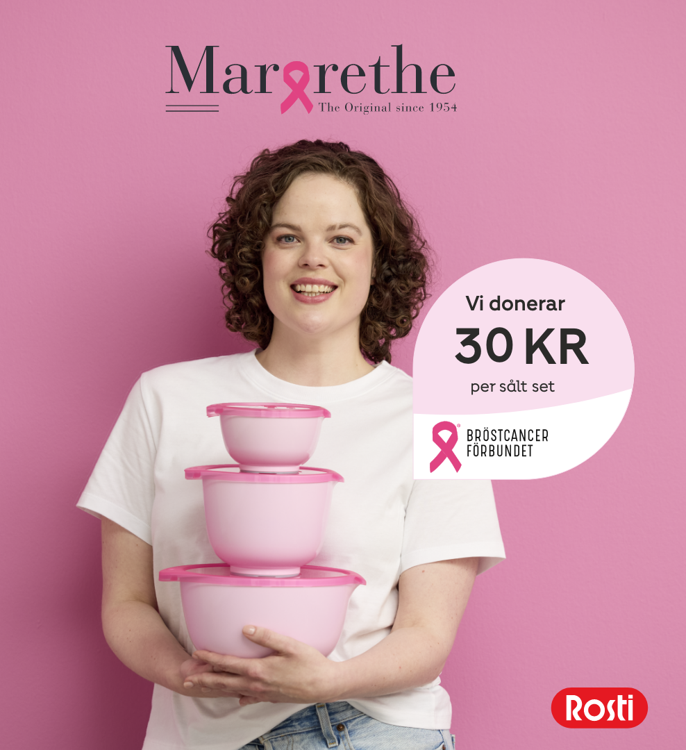 Leende kvinna håller rosa Margrethe-skålar i en kampanj där Rosti donerar 30 kronor per sålt set till Bröstcancerförbundet.