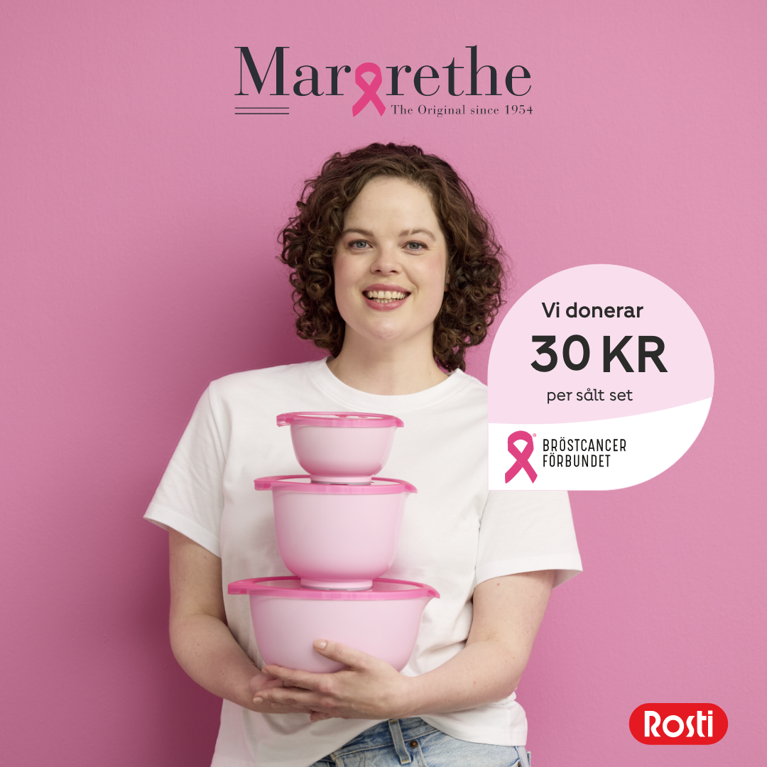 Leende kvinna håller rosa Margrethe-skålar, där 30 kronor per sålt set doneras till Bröstcancerförbundet.