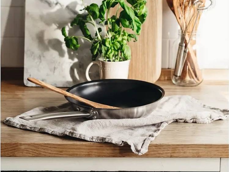 Heirol paistinpannu puisella työtasolla