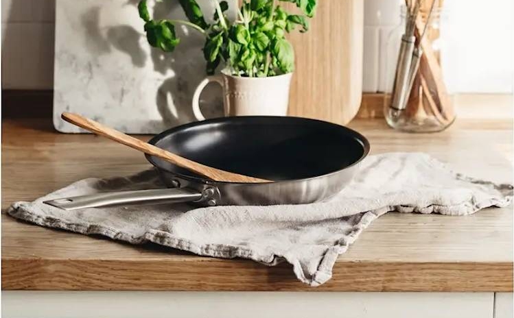 Heirol paistinpannu puisella työtasolla