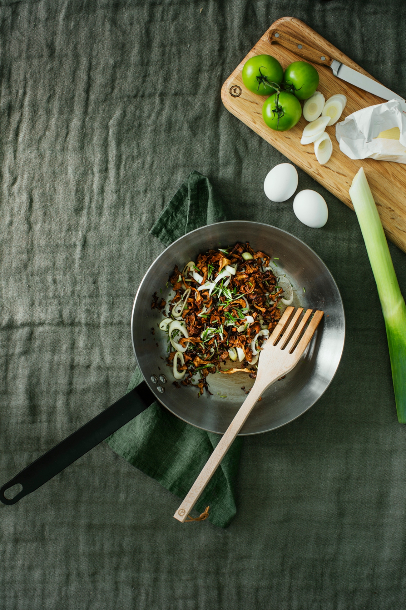 Kolstålspanna med en klick smör och rosmarin i med kantareller