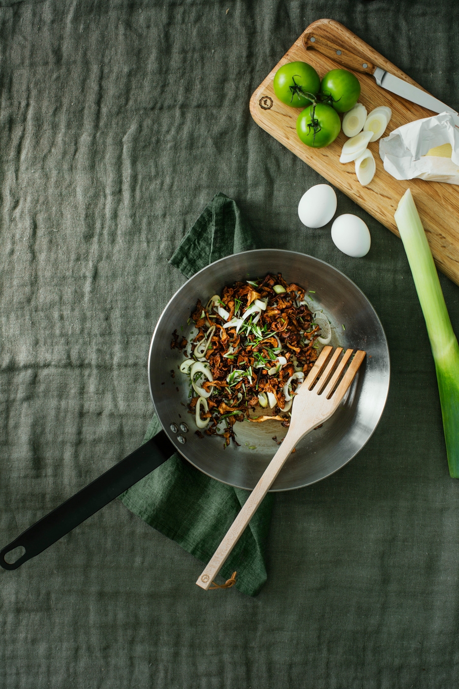 Kolstålspanna med en klick smör och rosmarin i med kantareller