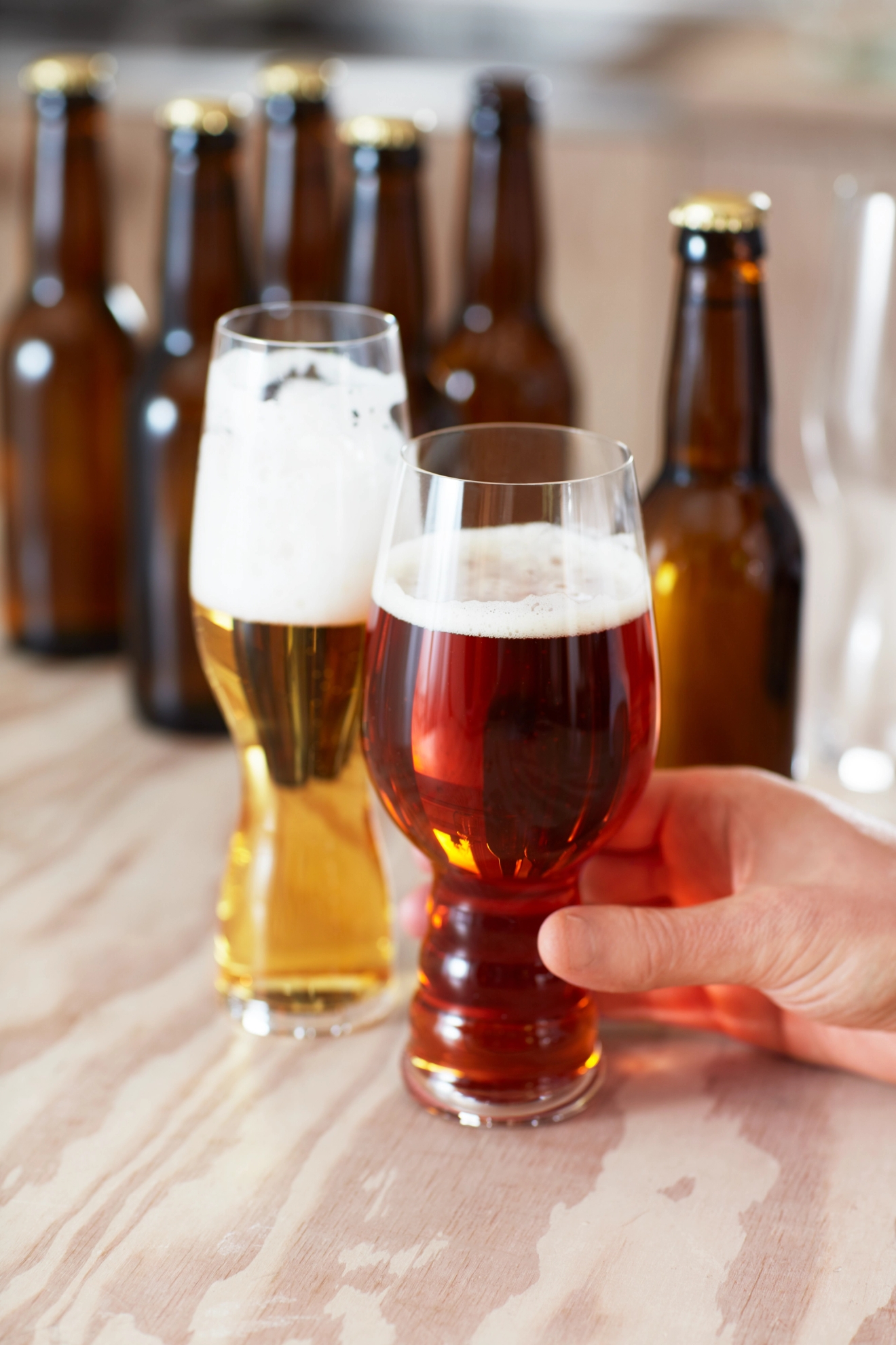 IPA glas fyllda med öl på bänk