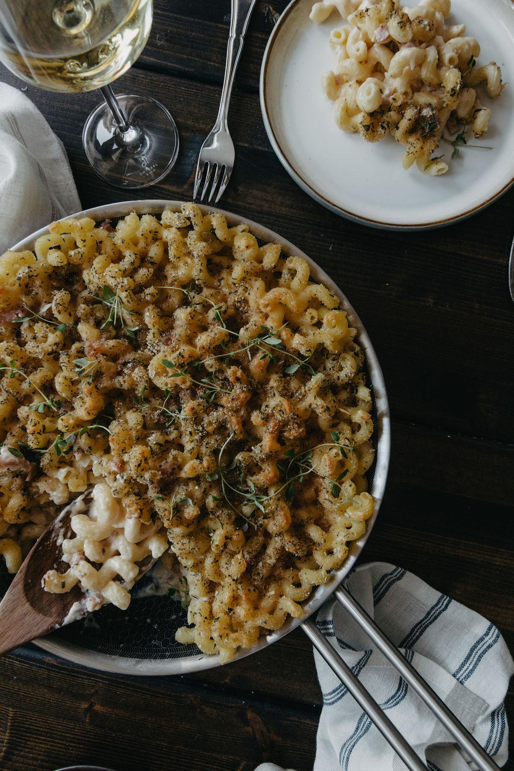 Pancetta Mac & Cheese katetulla pöydällä - resepti