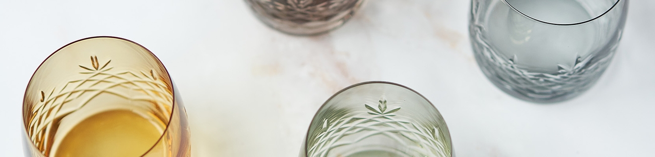 Värikkäät juomalasit väreissä keltainen vihreä ja sininen