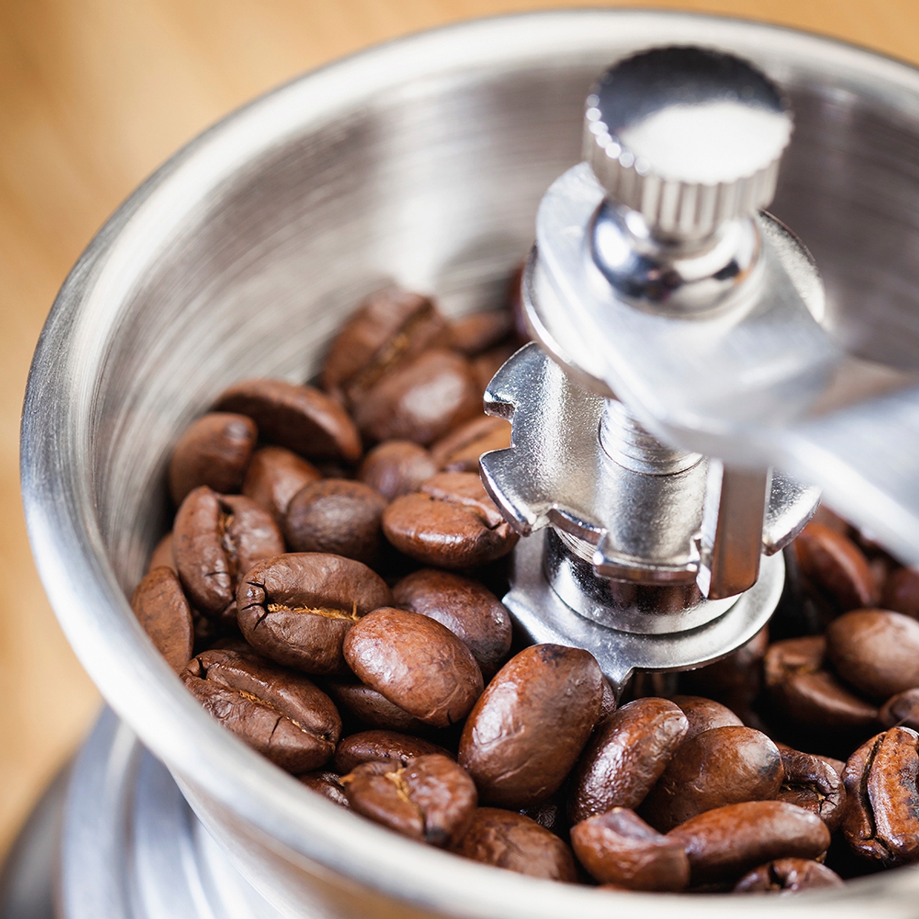 Kaffebönor i kaffekvarn