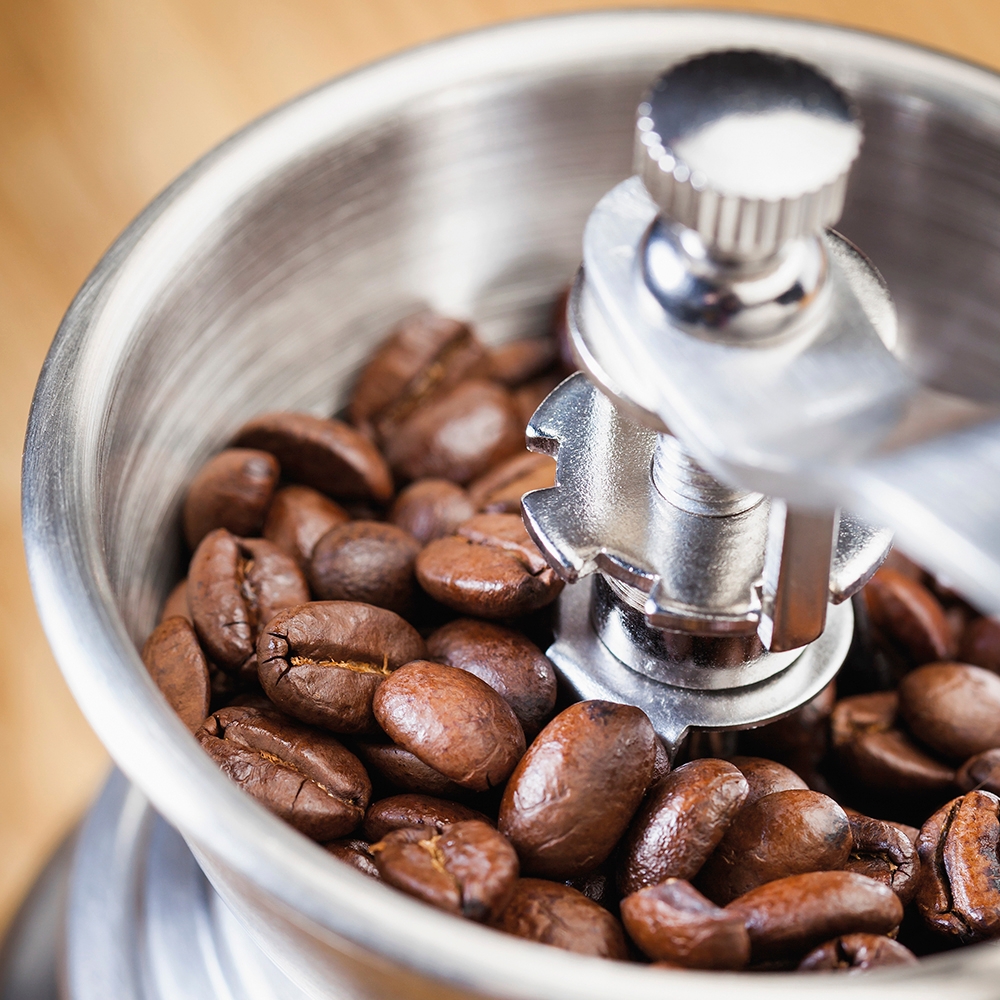 Kaffebönor i kaffekvarn