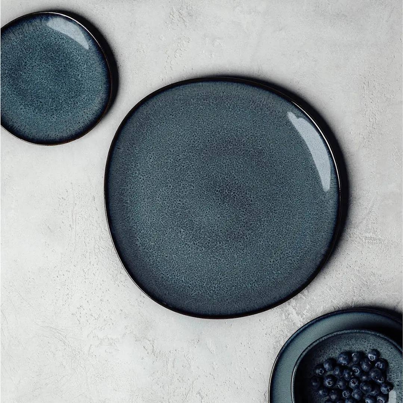 Villeroy & Boch tarjoiluastia - erikokoiset siniset lautaset / tarjoiluastiat