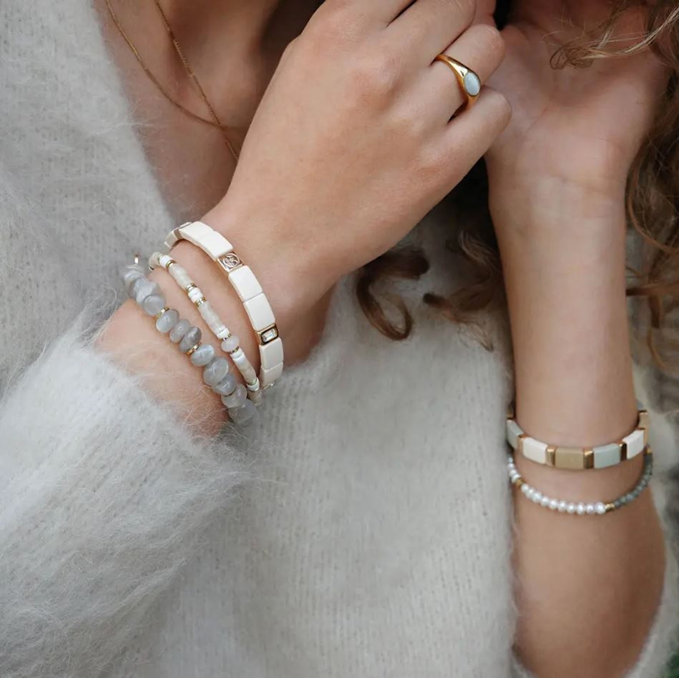 Armband från Cervera i vitt och grått
