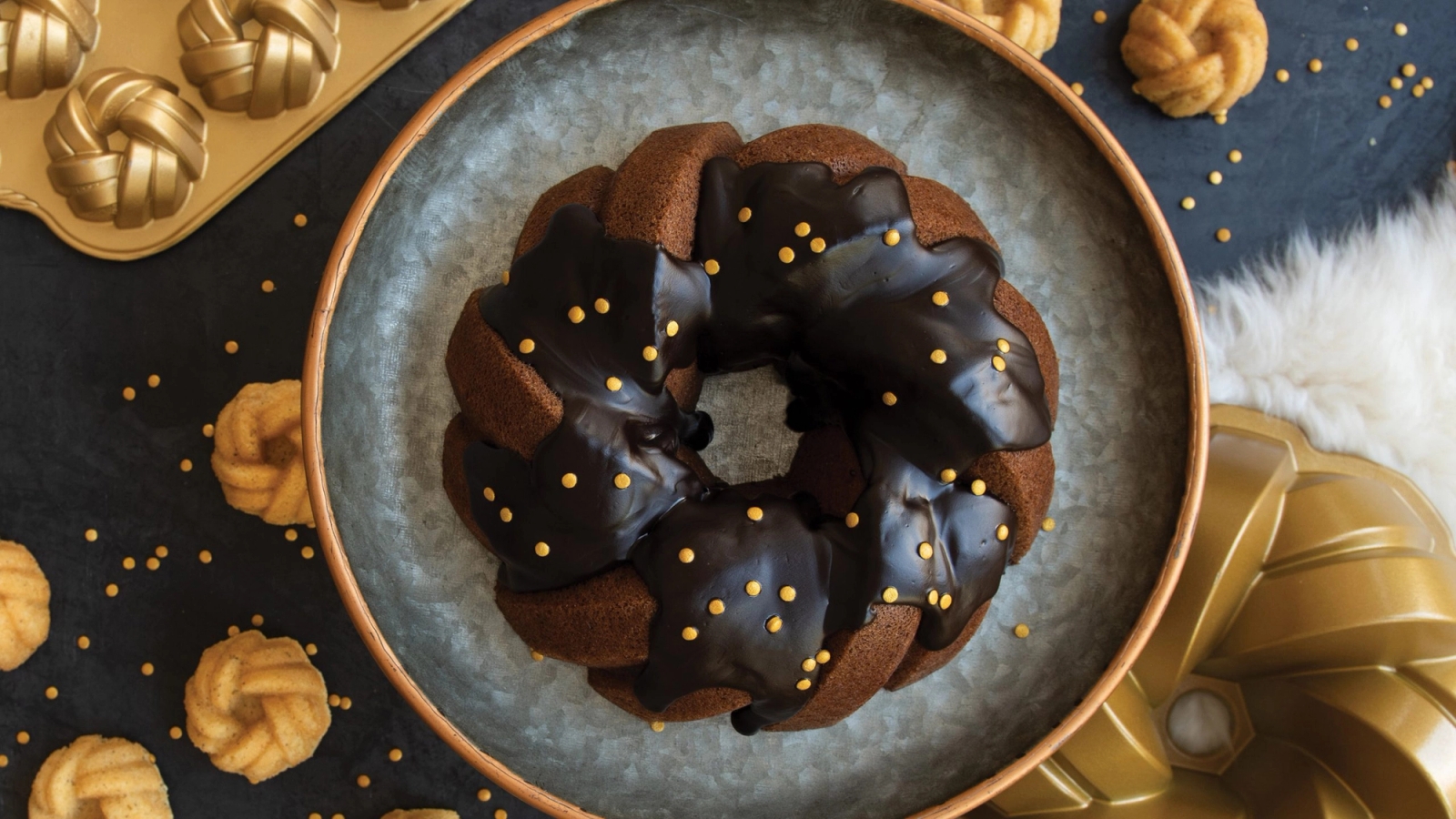 Nordic Ware Bakform Heritage Gold bakad chokladkaka med glasyr
