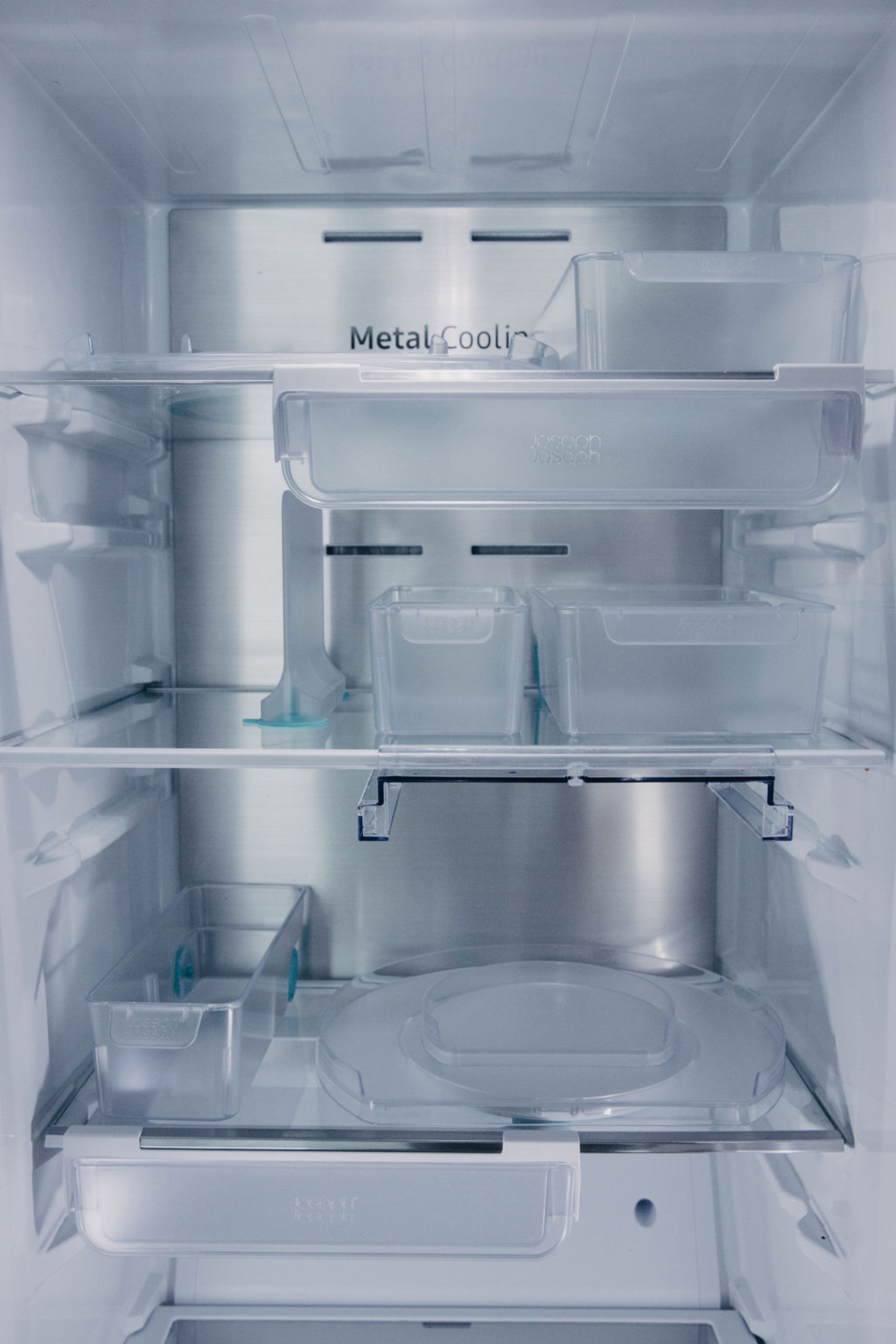 tyhjä jääkaappi vain laatikojen kera