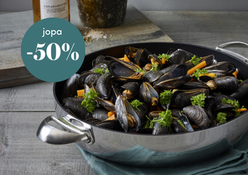 Tarjoiluvalmis kattilallinen höyrytettyjä sinisimpukoita yrteillä ja vihanneksilla, jopa -50 % alennus.