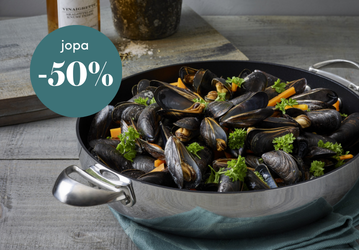 Suuri teräskattila täynnä höyrytettyjä sinisimpukoita, porkkanaa ja yrttejä, kuvassa tarjousmerkintä jopa -50 %.