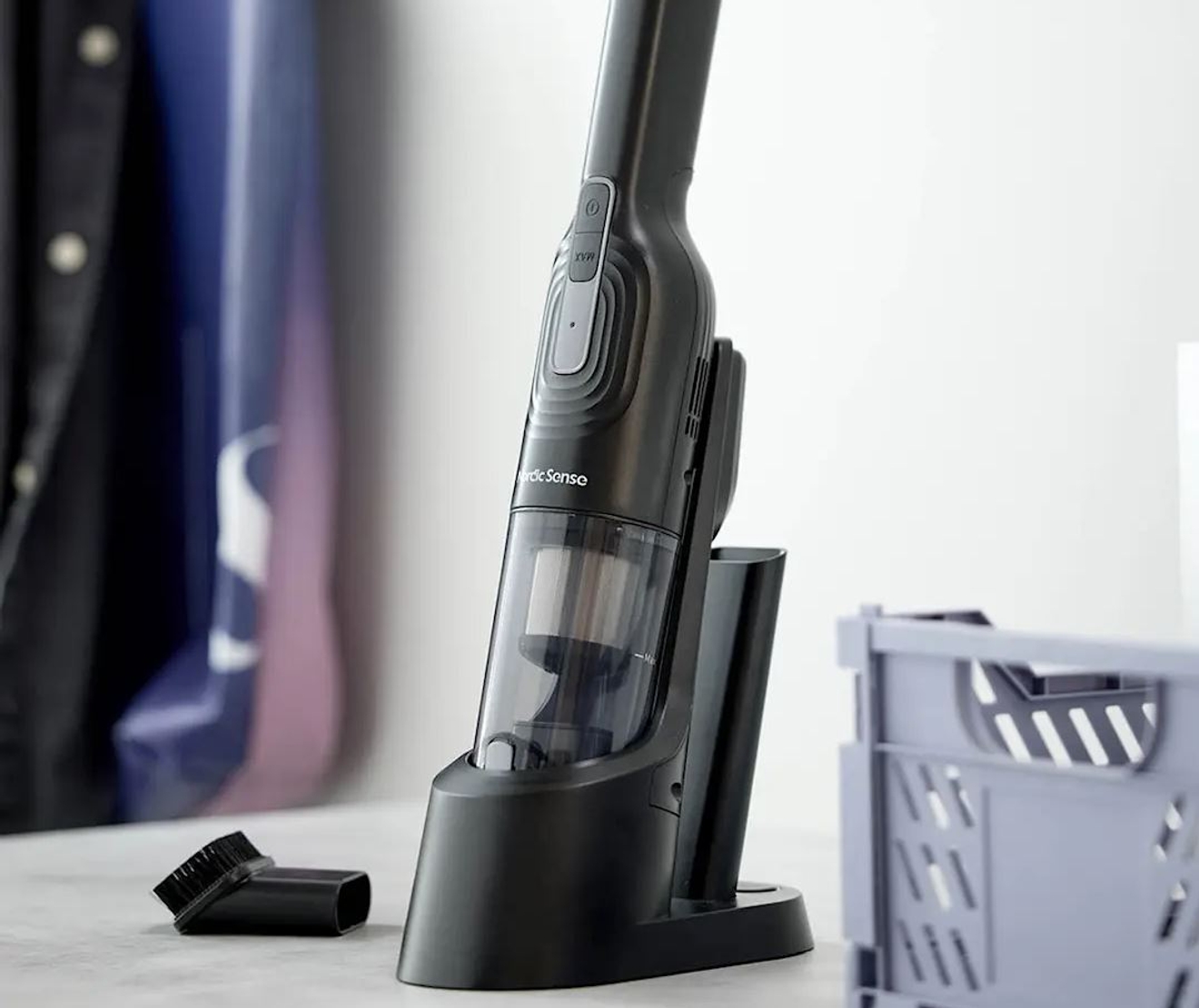 Handdammsugare från Nordic Sense på ett bord