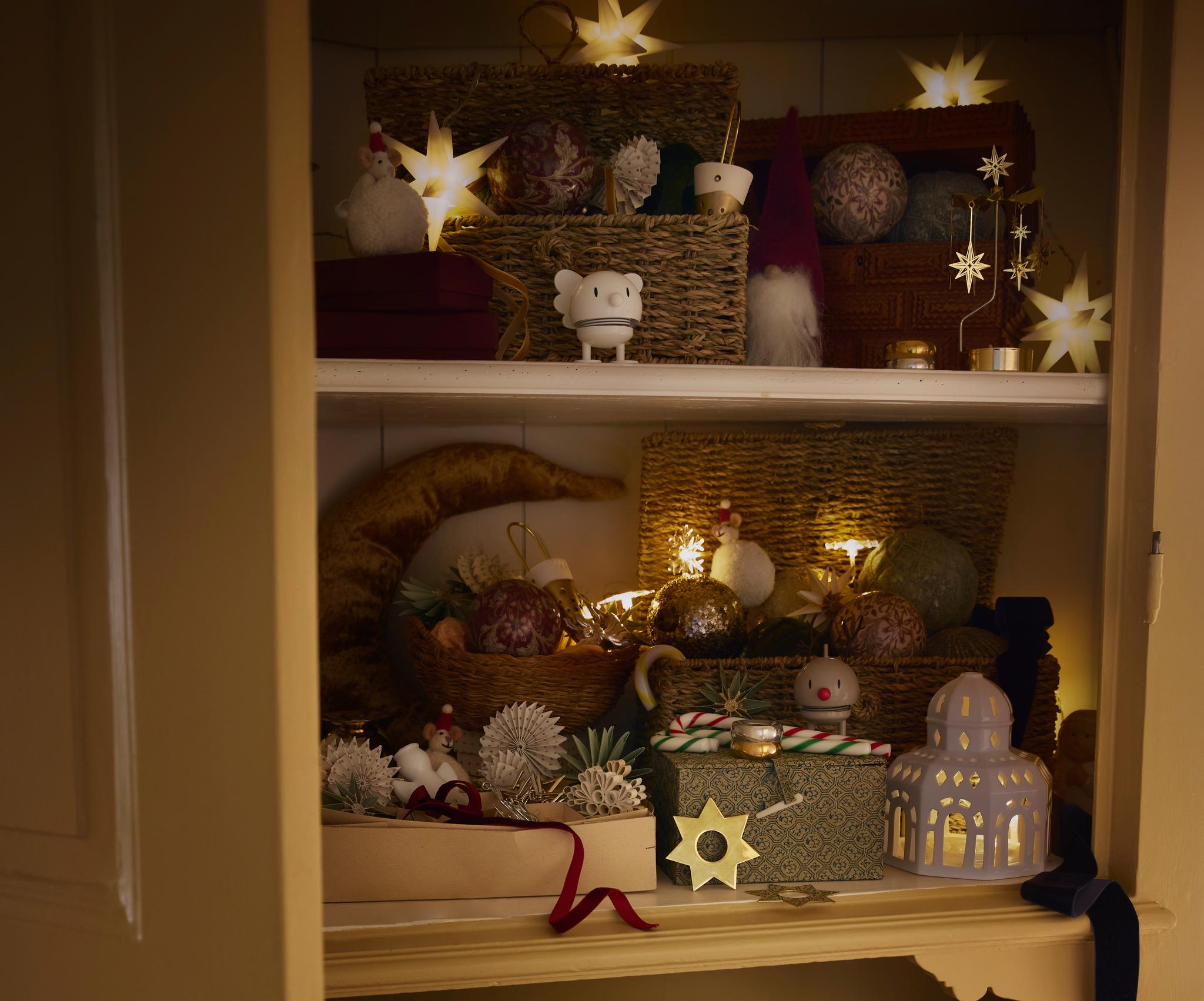 Juldekorationer i ett skåp