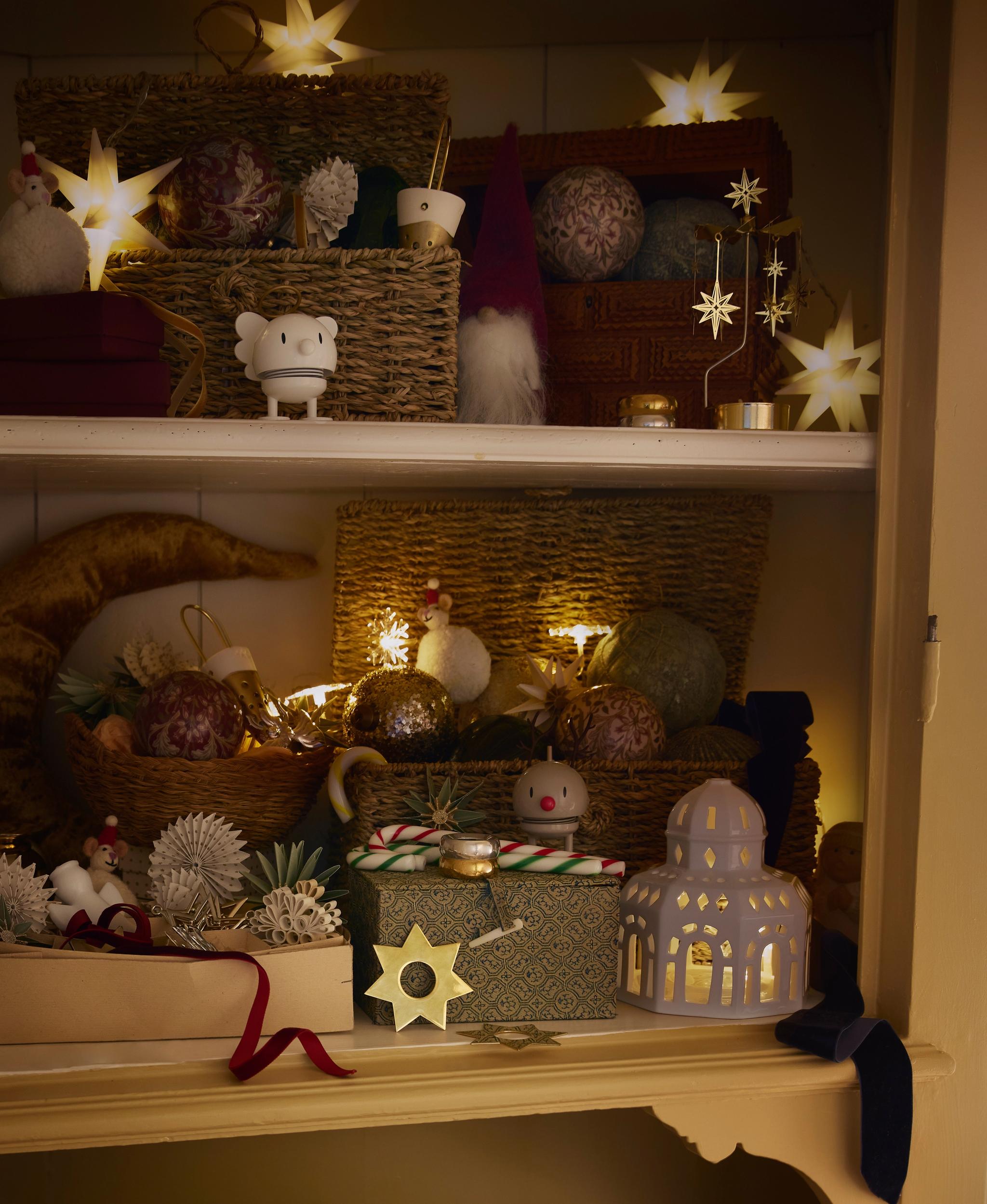 kaappi täynnä joulukoristeita ja kulhollinen joulupalloja