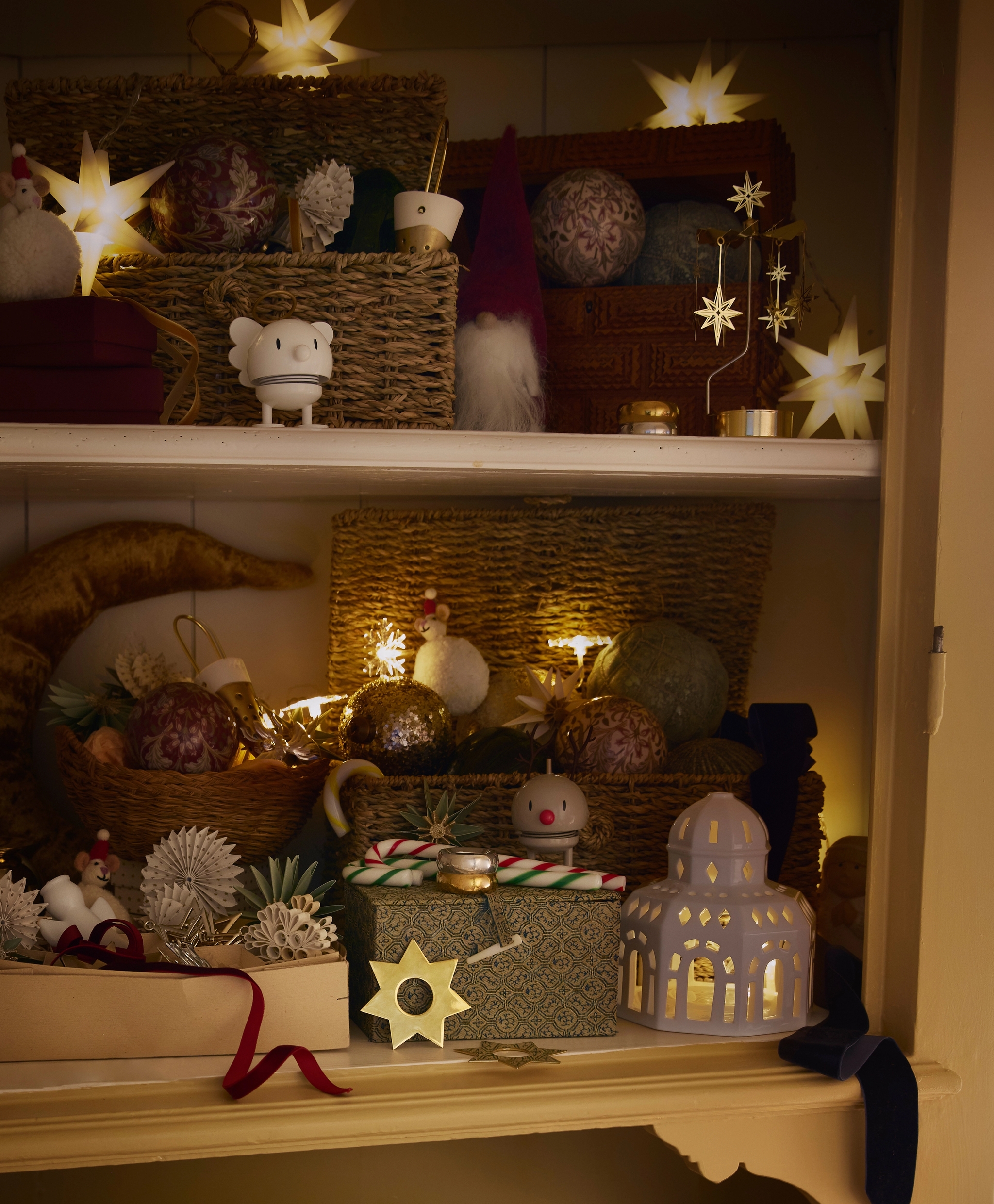 kaappi täynnä joulukoristeita ja kulhollinen joulupalloja