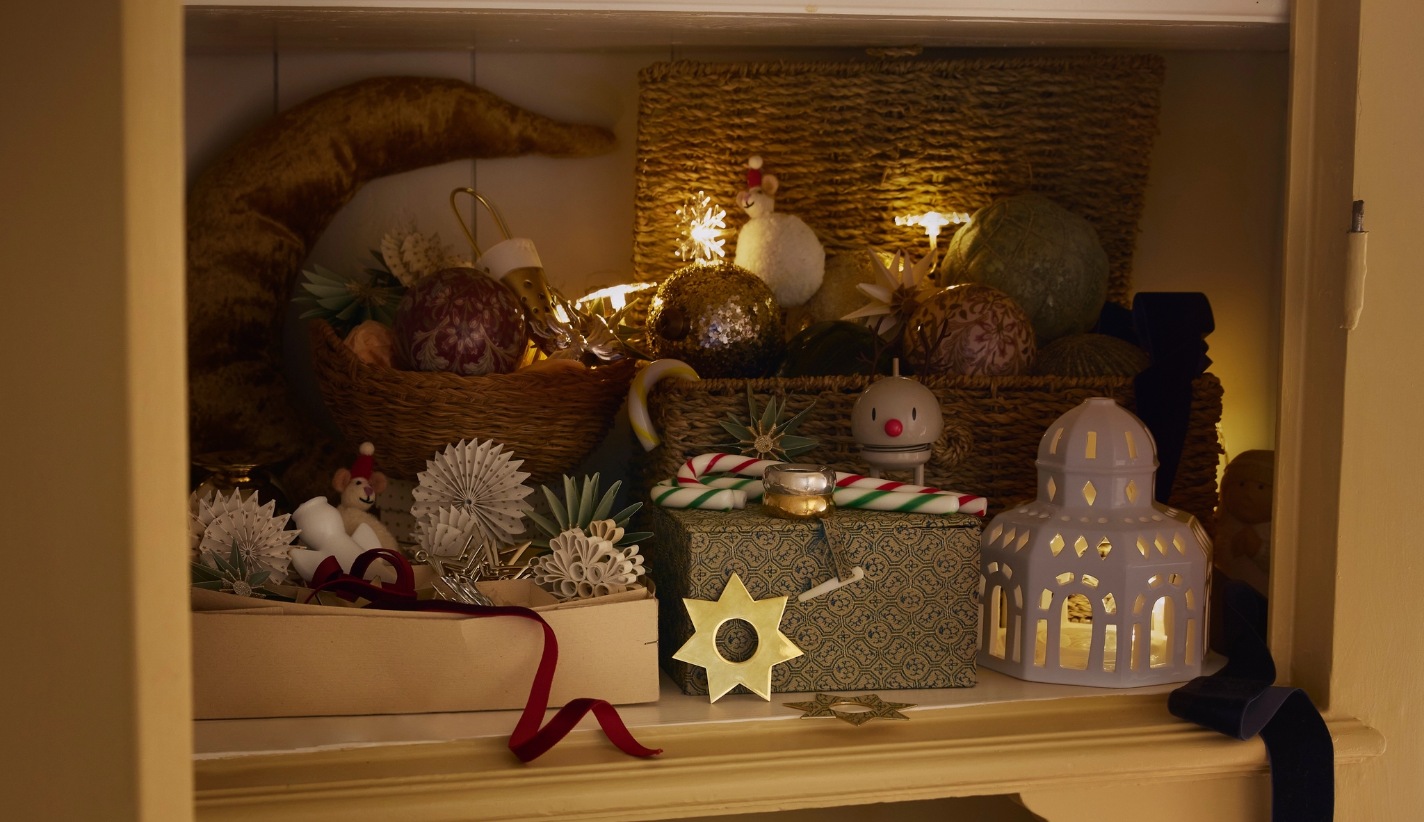 Juldekorationer i ett skåp