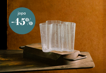 Tyylikkäästi katettu keittiötaso, jossa on mustia kattiloita, paistinpannu ja keittiövälineitä, sekä tarjousmerkintä jopa -45 %.