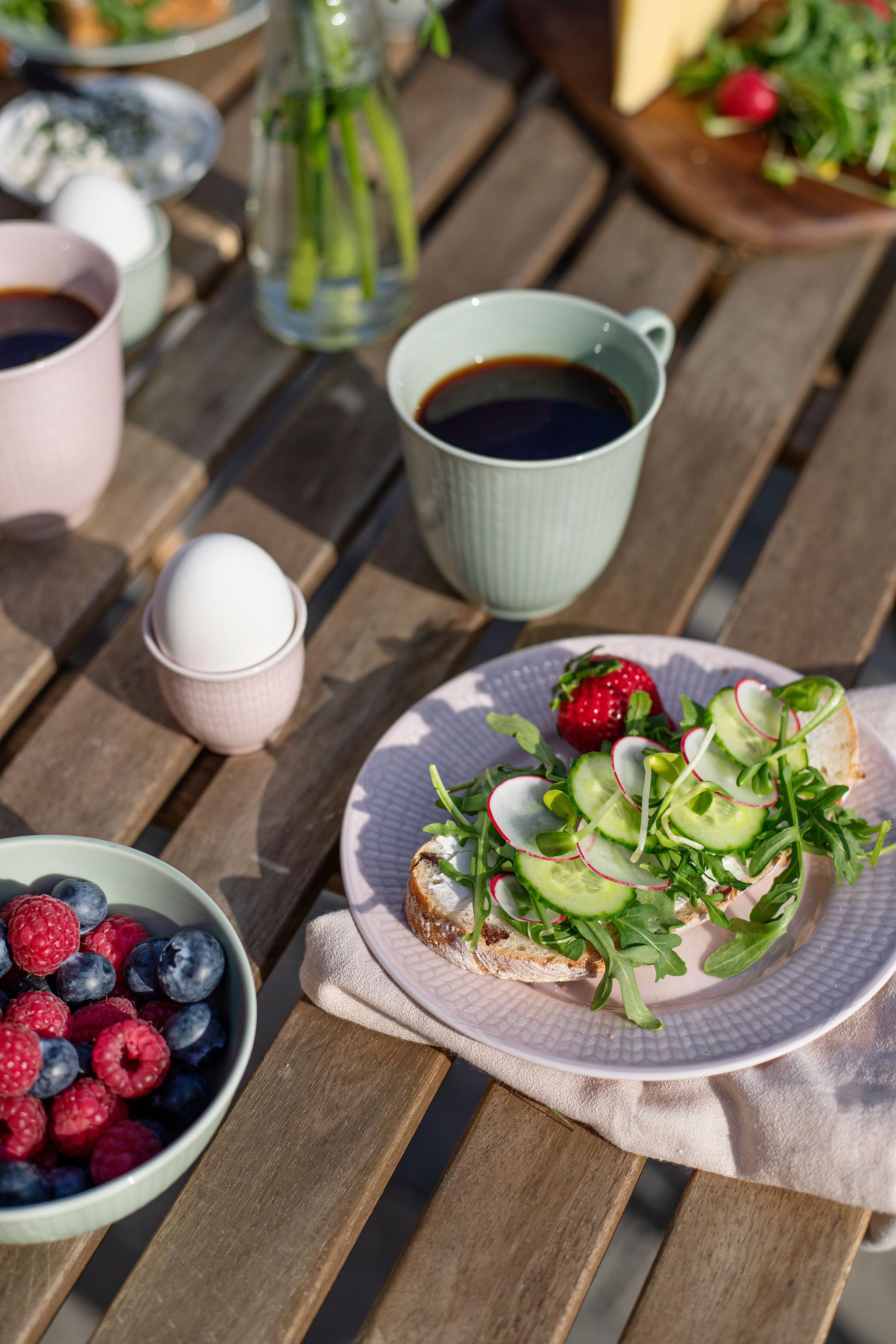 Aamiainen rörstrand swedish grace astiasto lautaset kulhot ja mukit aamupalapöydän kattaus