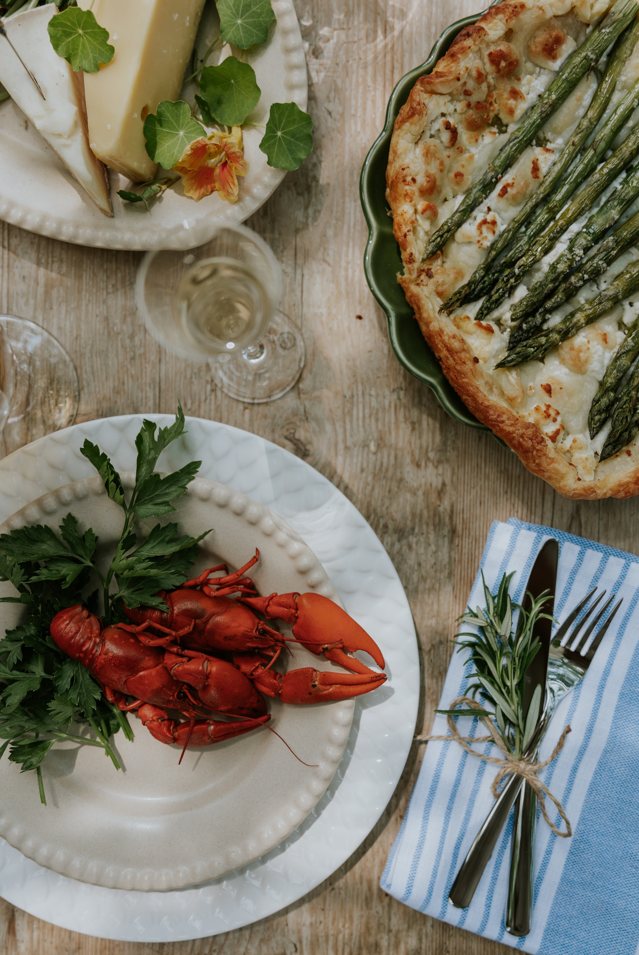 rapujuhlat pöydän akttaus juustot tarjoilulautanen tarjoiluasita astiasto lautaset piirakkavuoka ravut