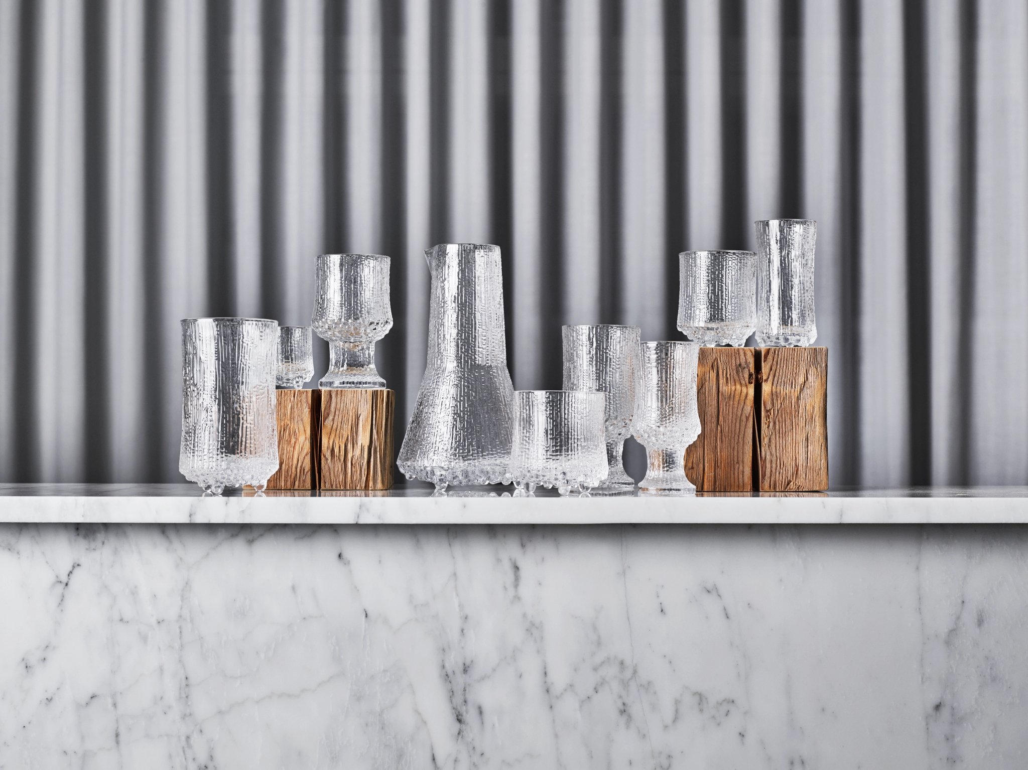 Iittala olutlasit marmoripöydällä
