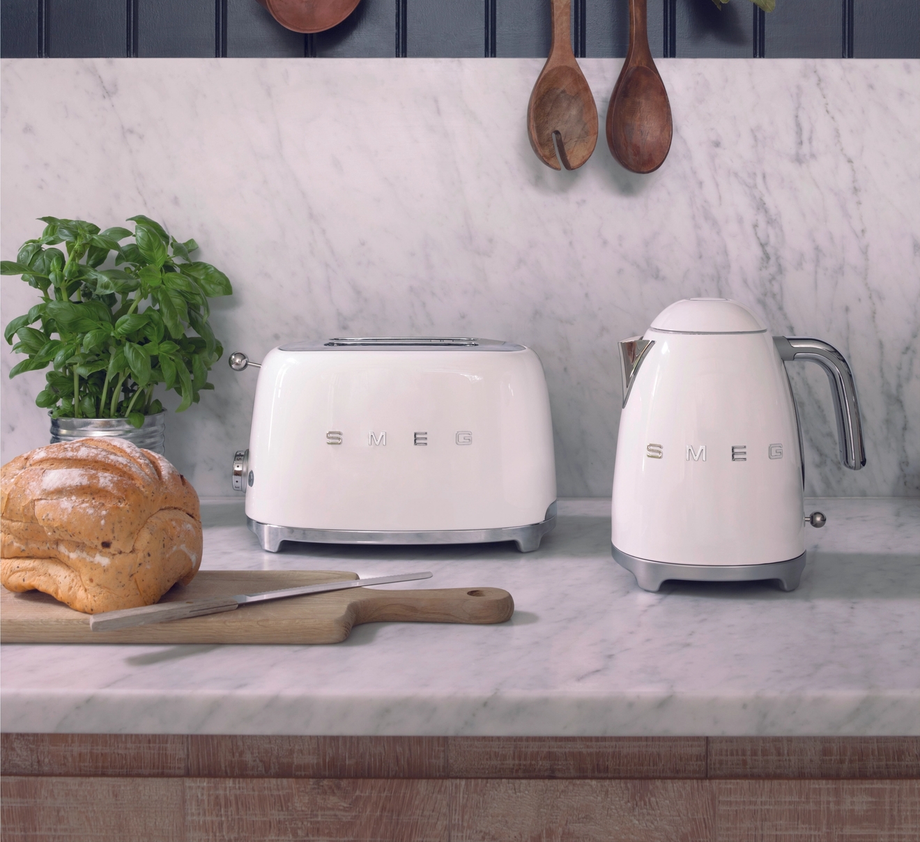 Smeg brödrost i matt guld med rostat bröd på en skärbräda