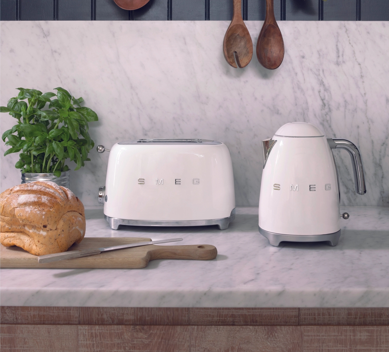 Smeg brødrister i hvitt på kjøkkenbenk i marmor