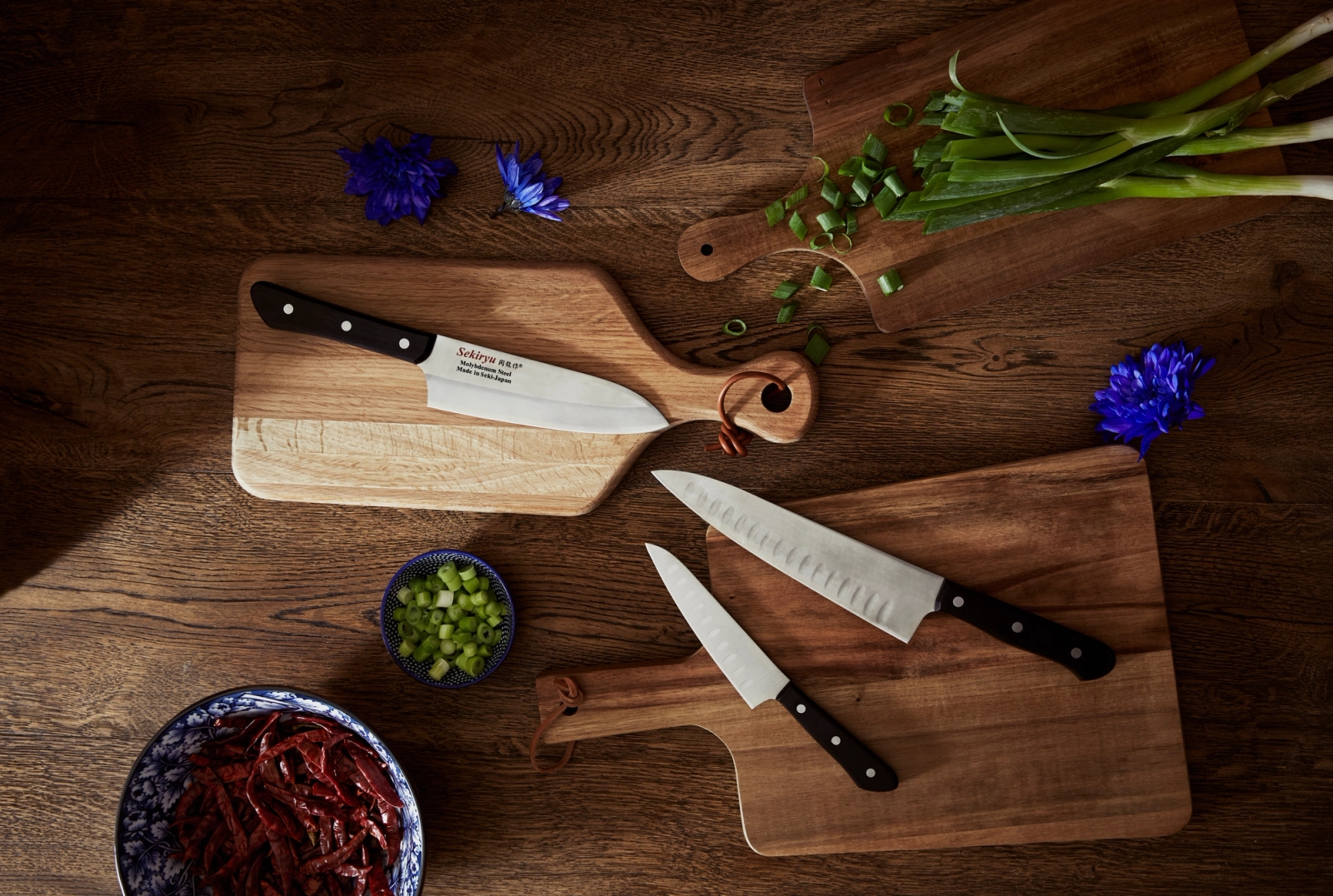 Skärbrädor i trä med man som skär grönkål