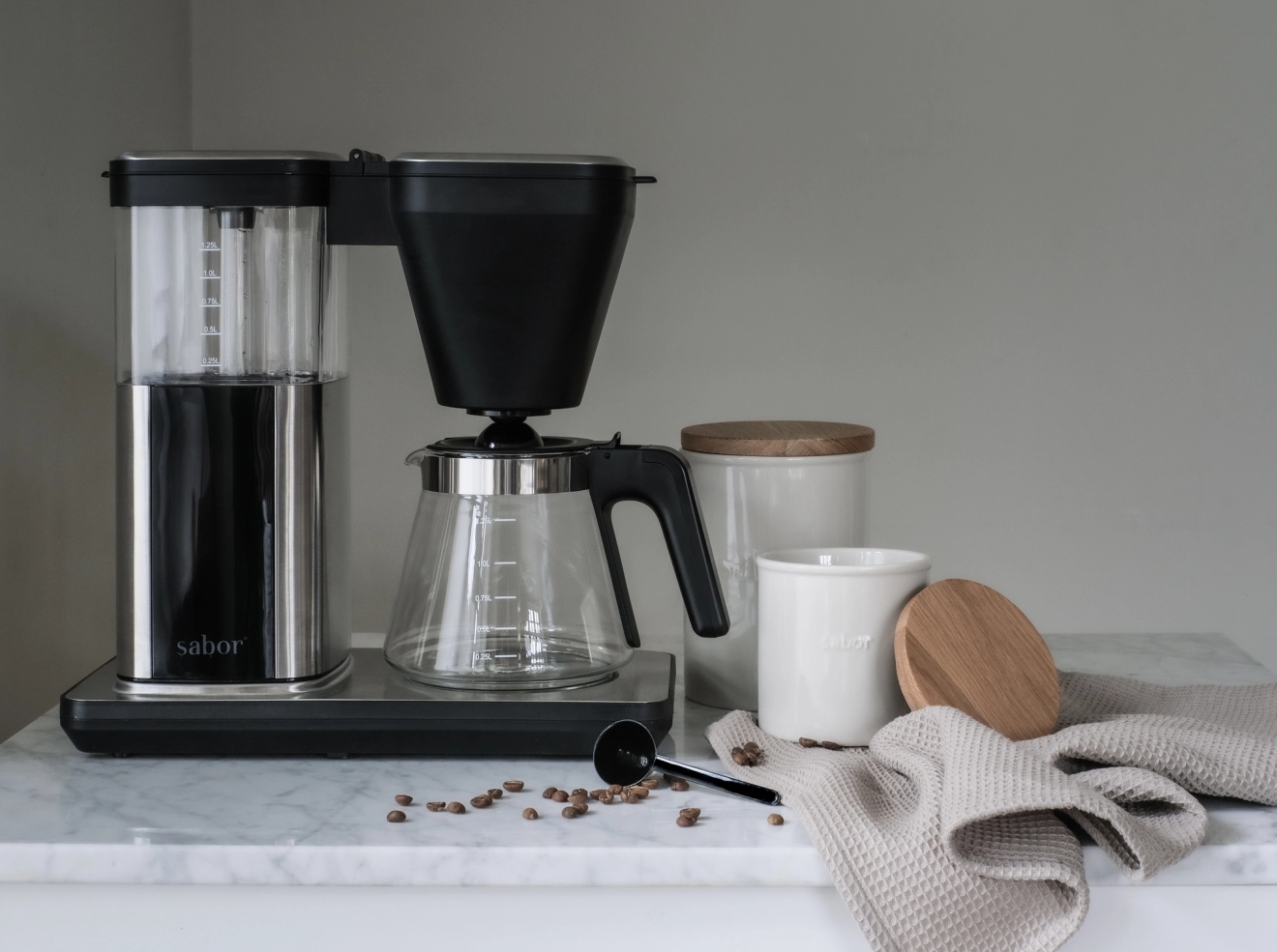 Sabor kaffebryggare i rostfritt stål på en marmorbänk