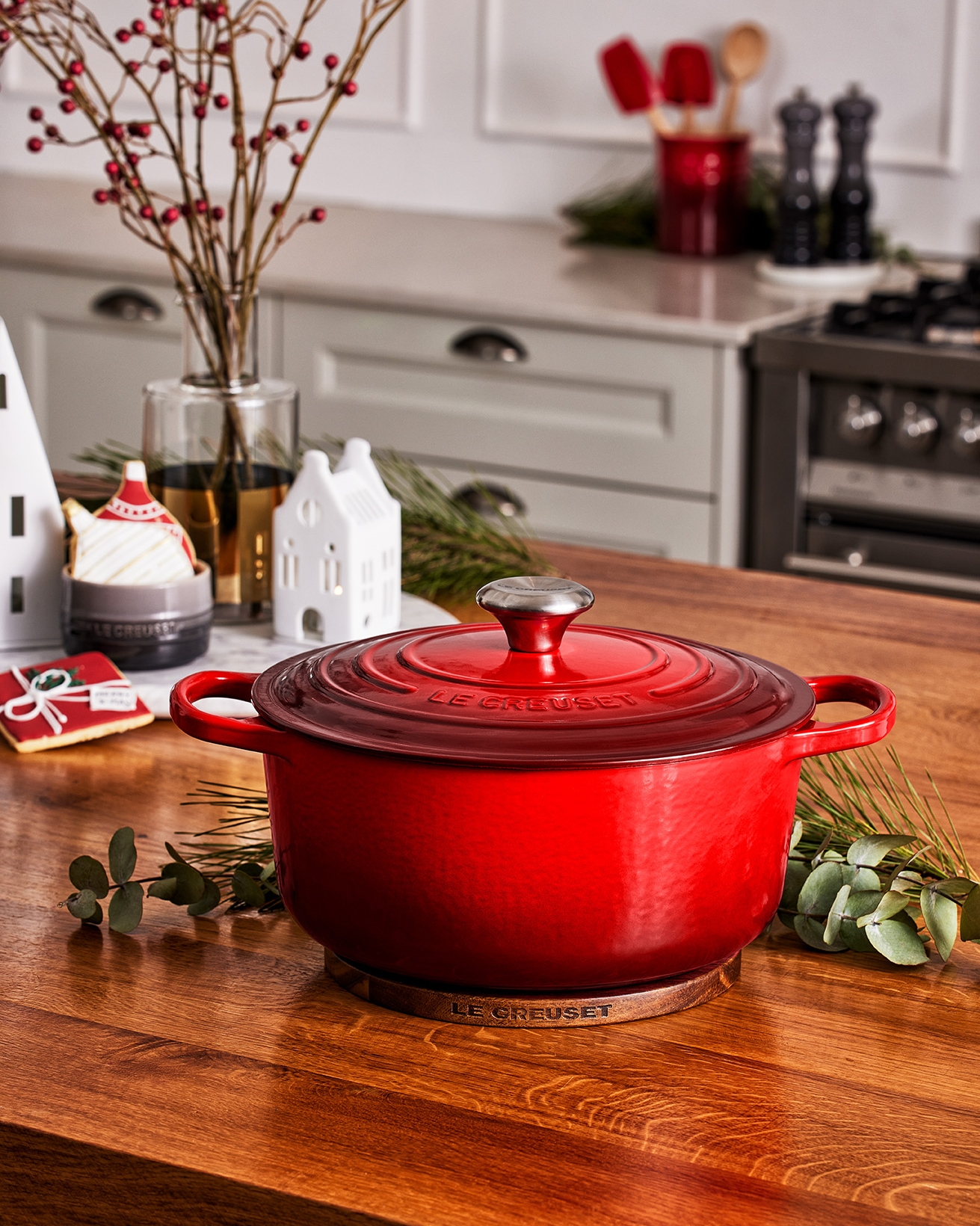 punainen le creuset -pata on puisella tiskillä