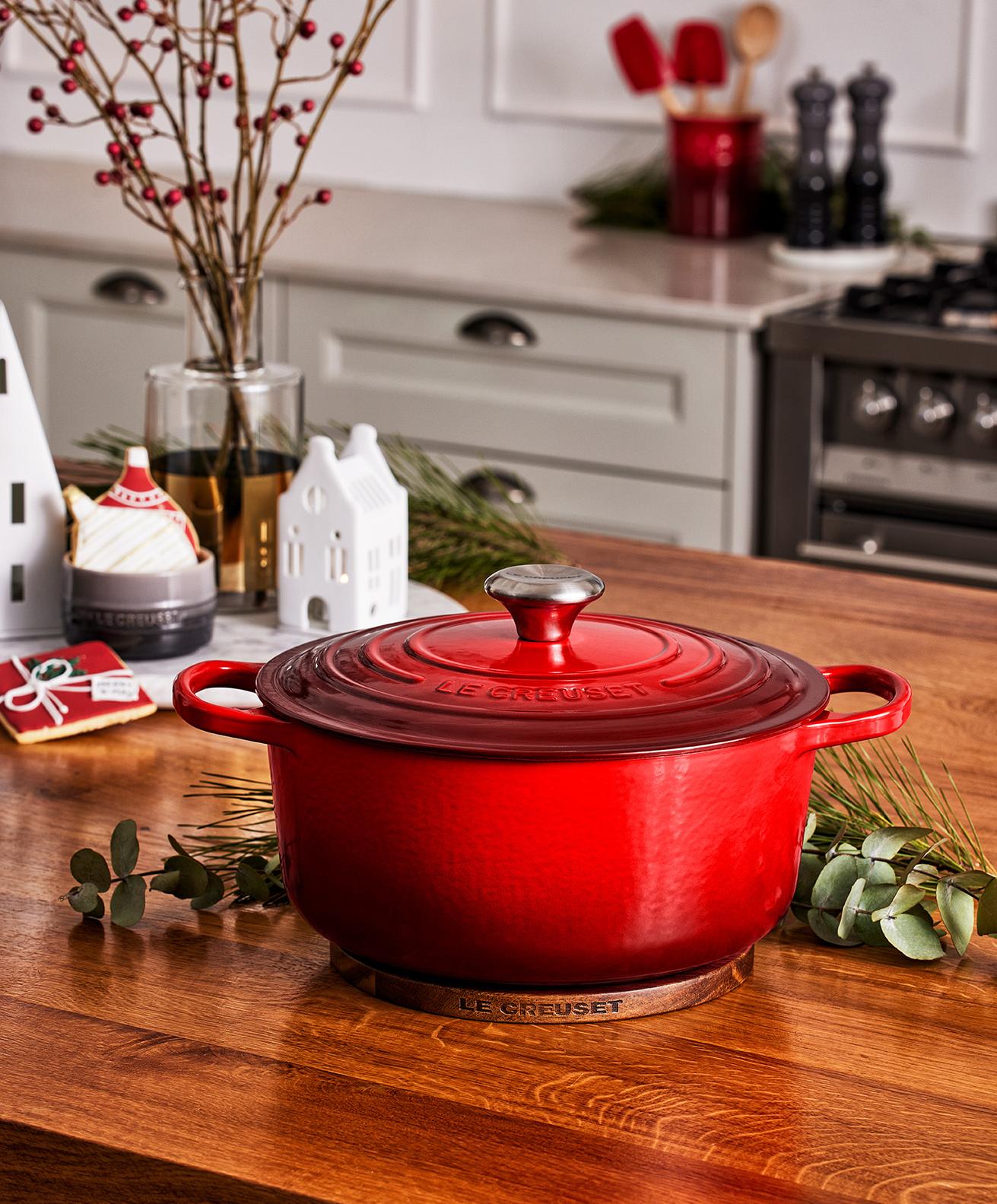 punainen le creuset -pata on puisella tiskillä