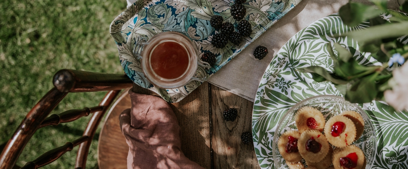 Sommarfika ute i trädgården