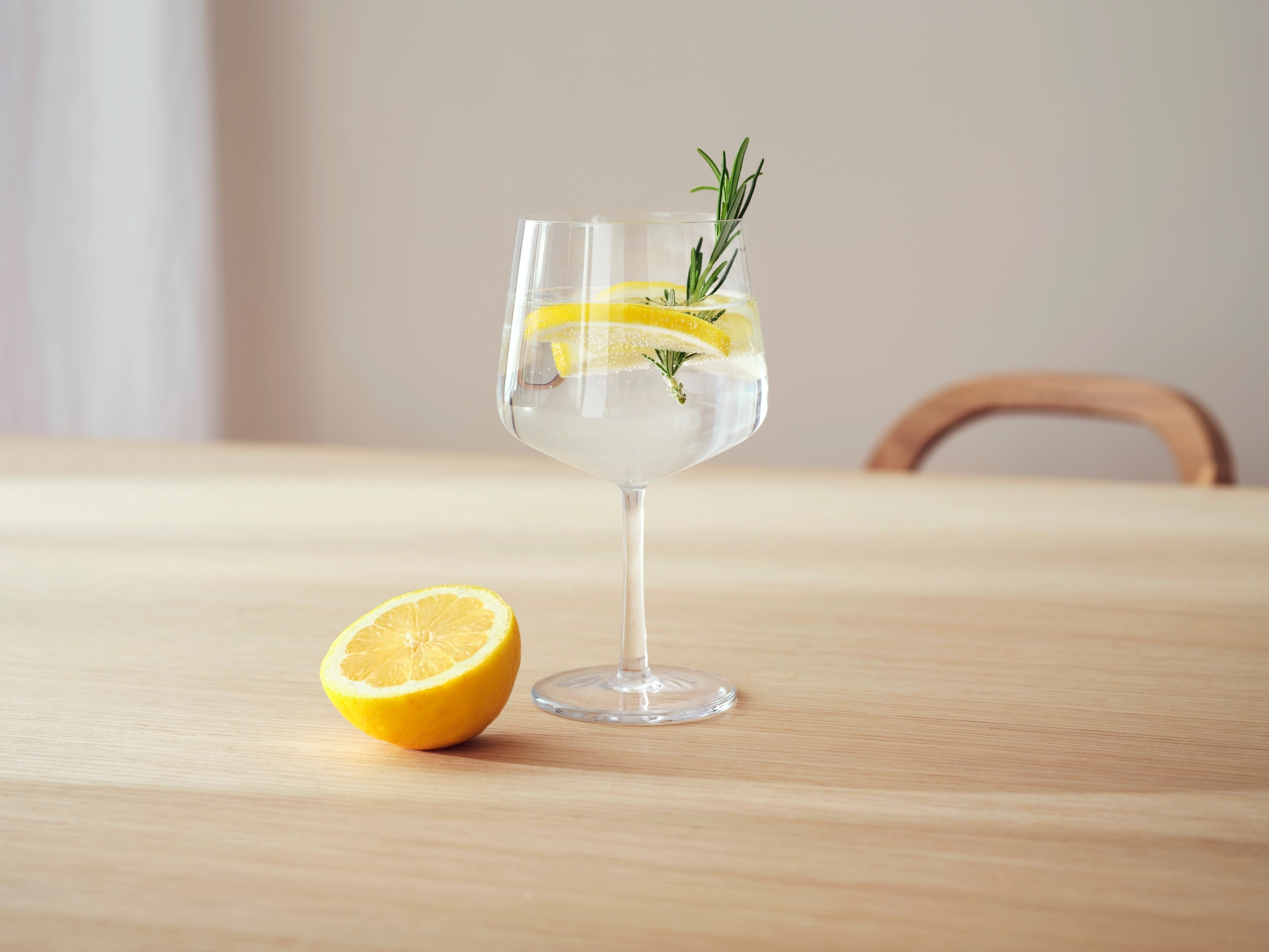 En gt på ett träbord i ett Gin och Tonic glas