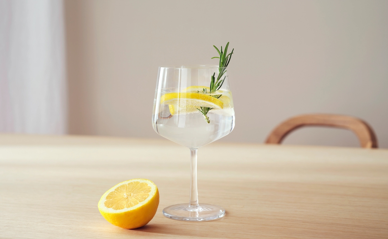 Gin & tonic juoma sitruunan kera gin tonic lasissa