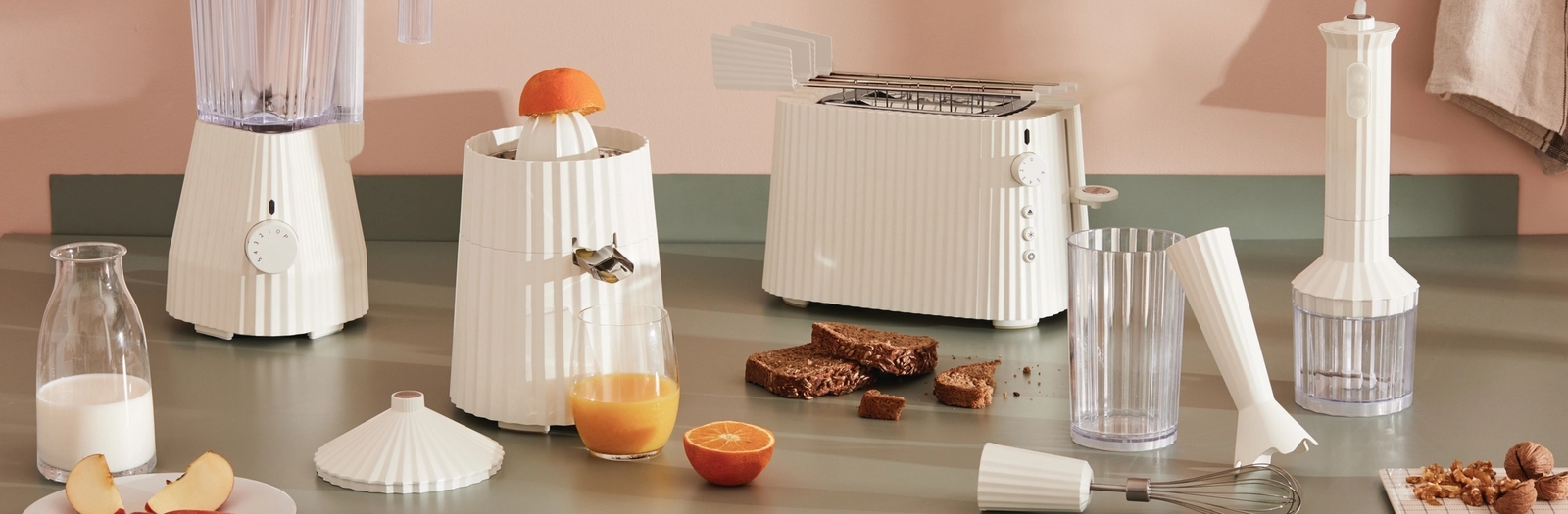 Alessi köksmaskiner i samma serie, alla vita. Brödrost, mixer, juice press, karaff